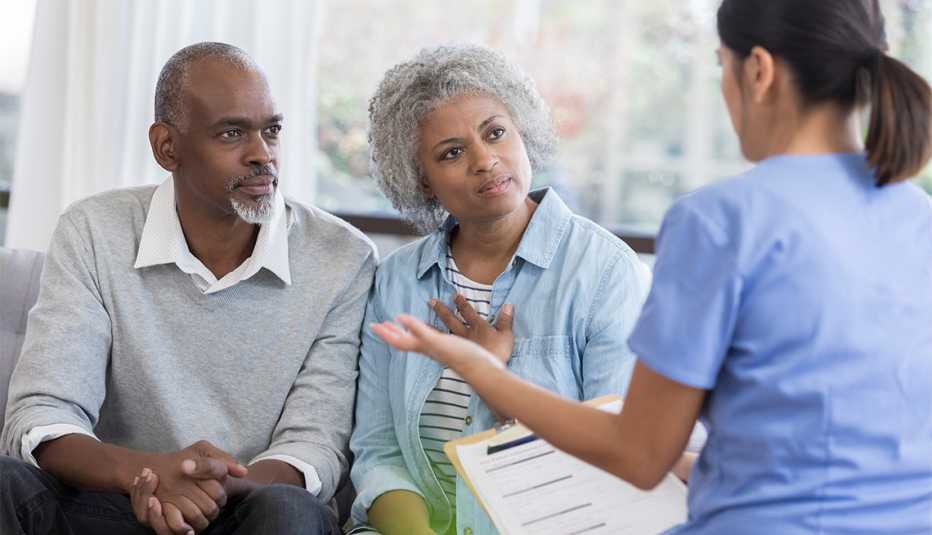 Pareja escucha a un profesional de la salud