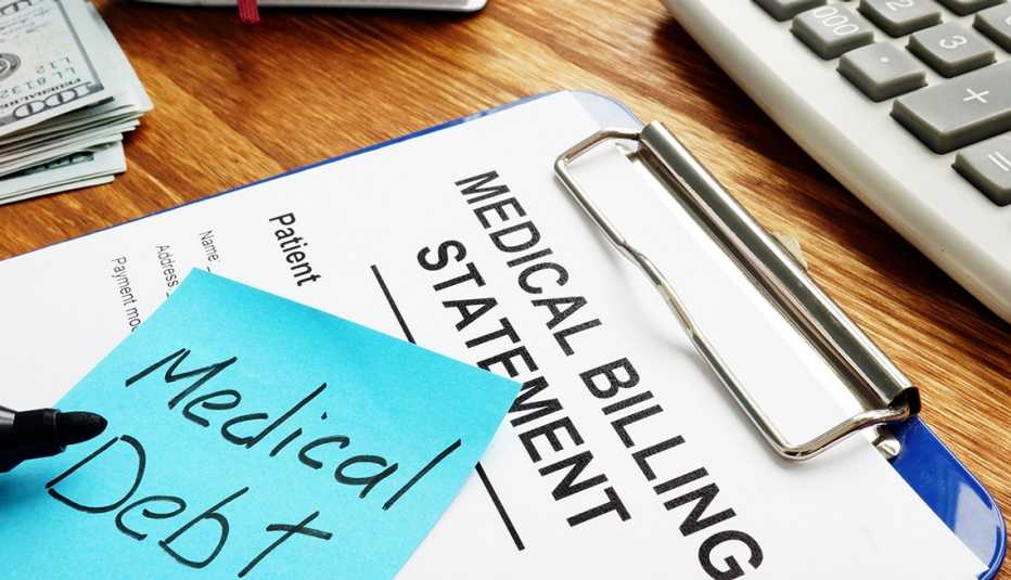 Factura médica con un papel que dice deuda médica.