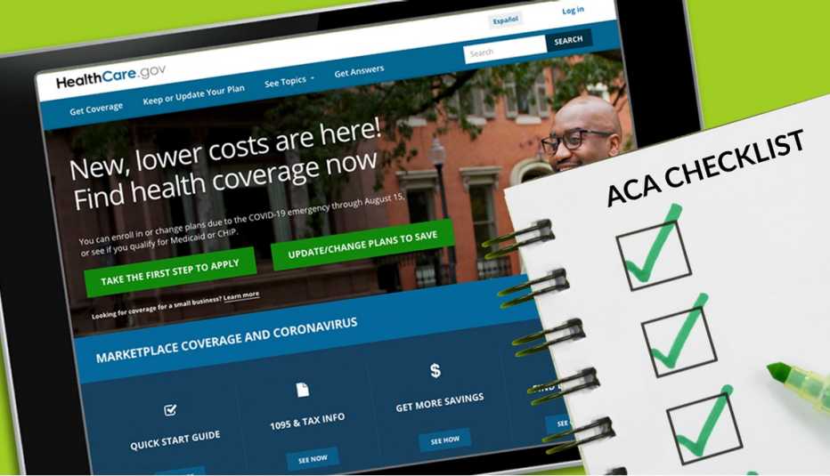 Tableta que muestra el sitio web healthcare.gov y una lista de verificación