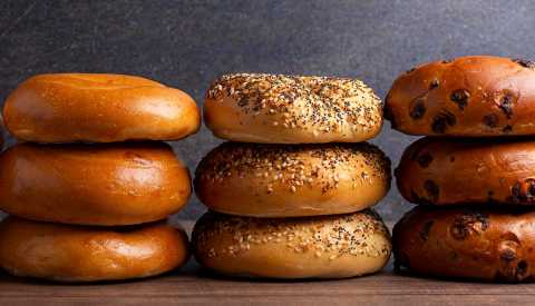 Tres filas de bagels diferentes Tres filas de bagels diferentes