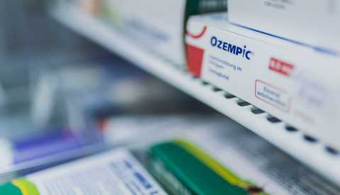 Un empaque de Ozempic, el medicamento para la diabetes que usan para perder peso, en un estante de una farmacia Un empaque de Ozempic, el medicamento para la diabetes que usan para perder peso, en un estante de una farmacia