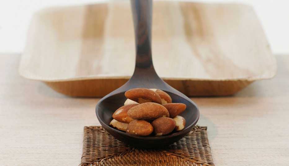 Nueces en un cucharón de madera