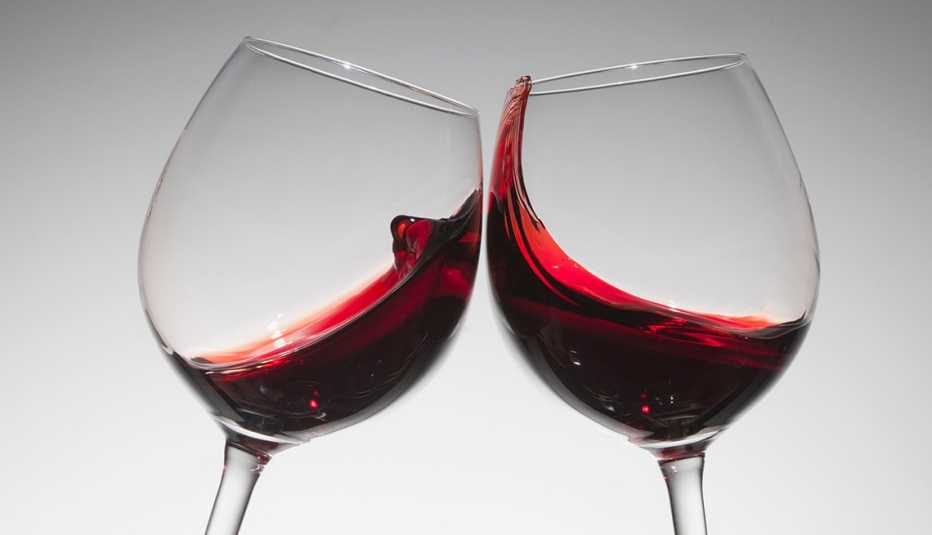 Dos copas de vino tinto.