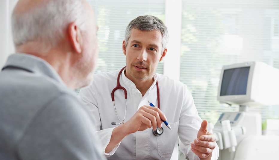 Doctor hablando con su paciente