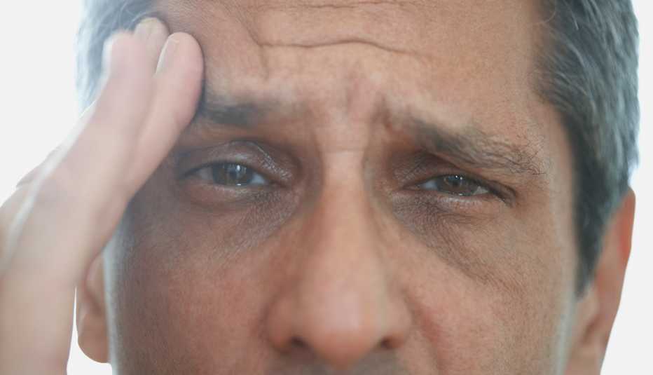 Hombre con dolor de cabeza