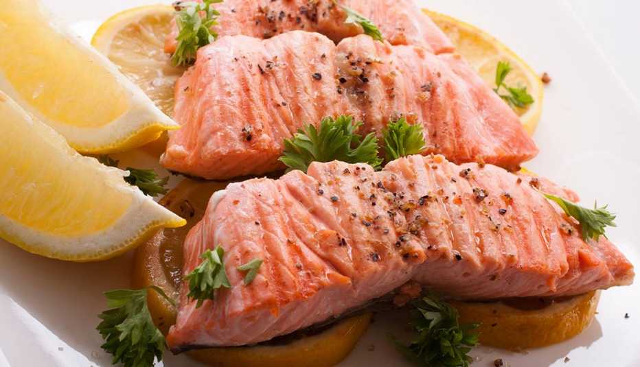 Salmón con hierbas y limón