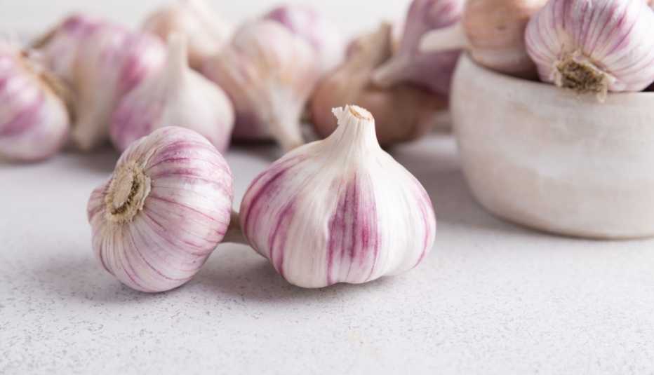 Cabezas de ajo sobre una mesa