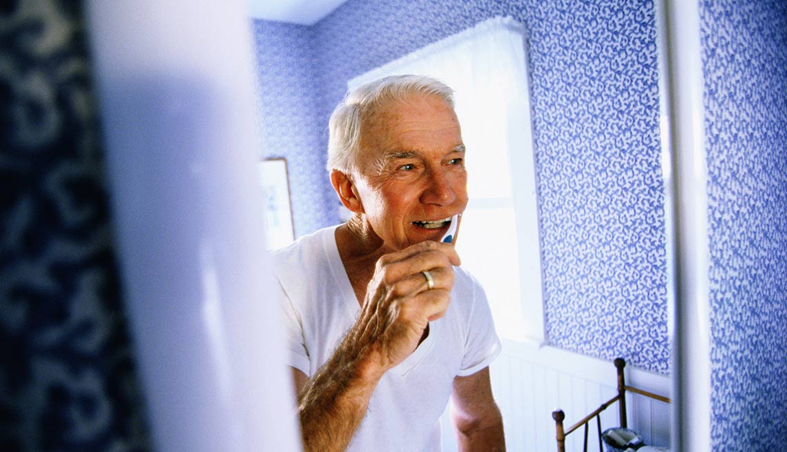 Hombre cepillándose los dientes