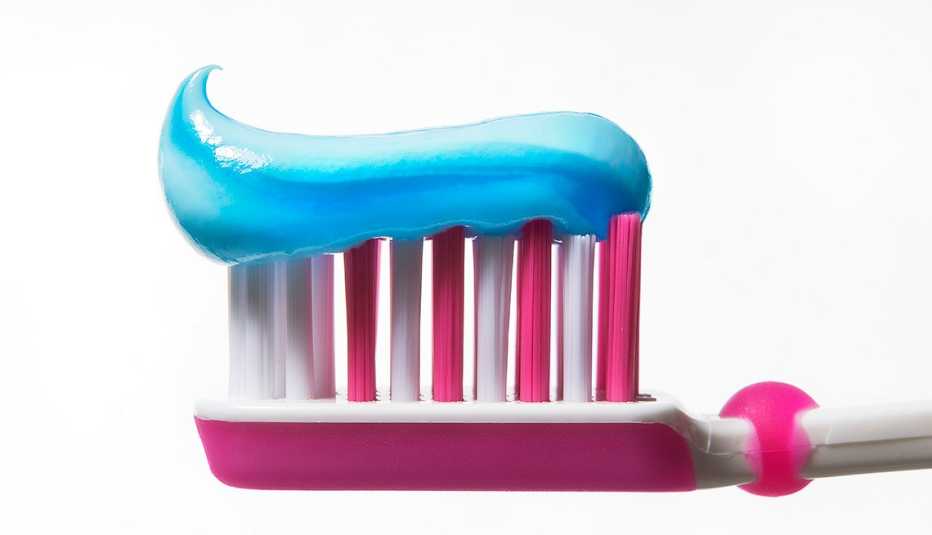 Cepillo y pasta dental