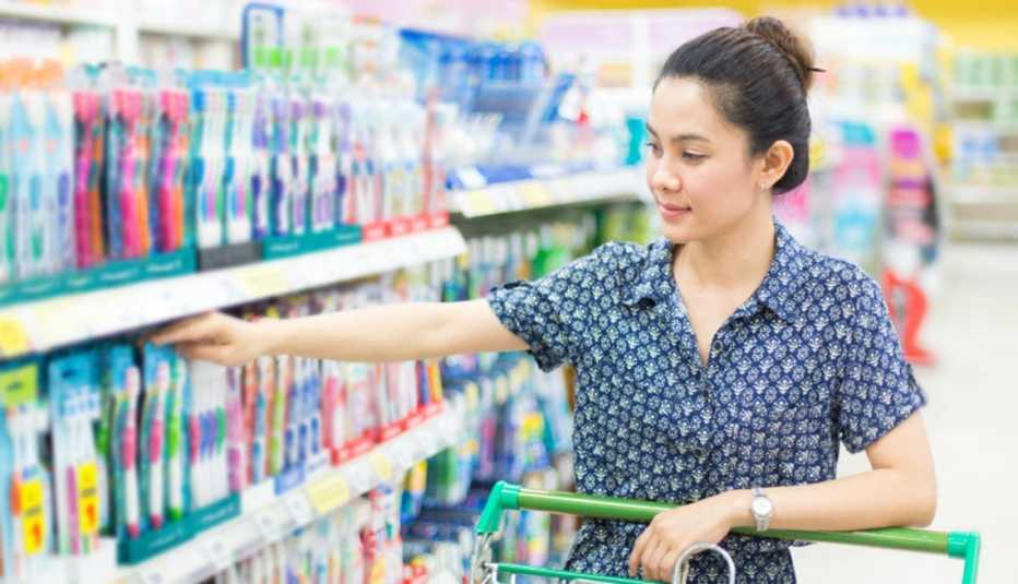 Mujer comprando artículos de higiene bucal