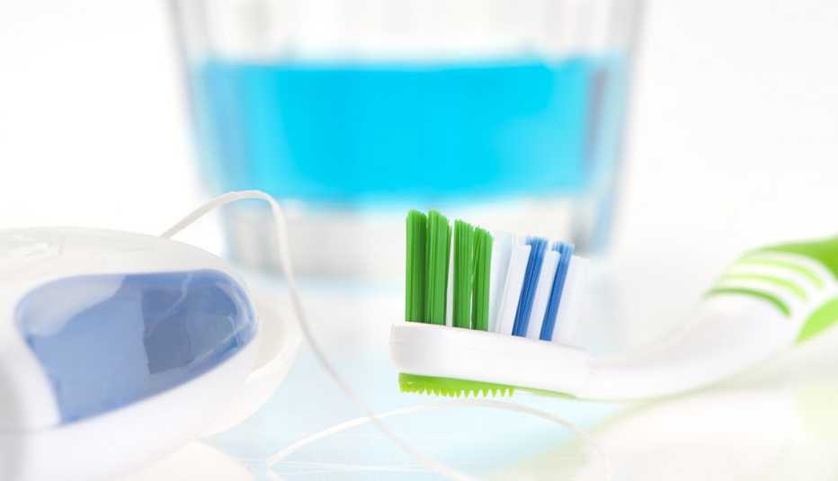 Hilo dental, cepillo y enjuagador bucal