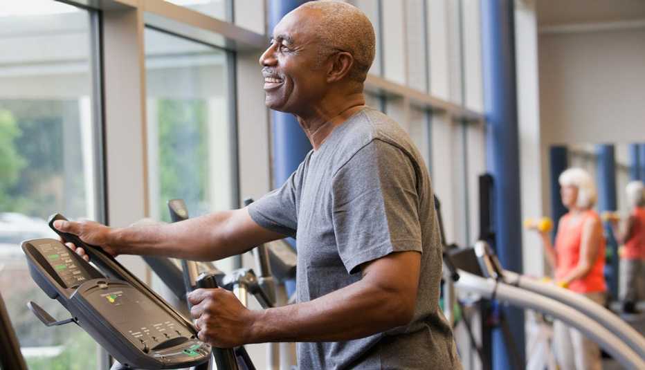 Hombre haciendo ejercicios en un gimnasio