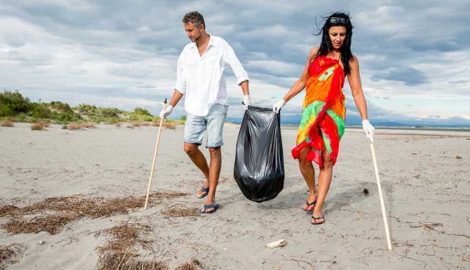 Pareja limpiando una playa - Cómo aumentar tu libido
