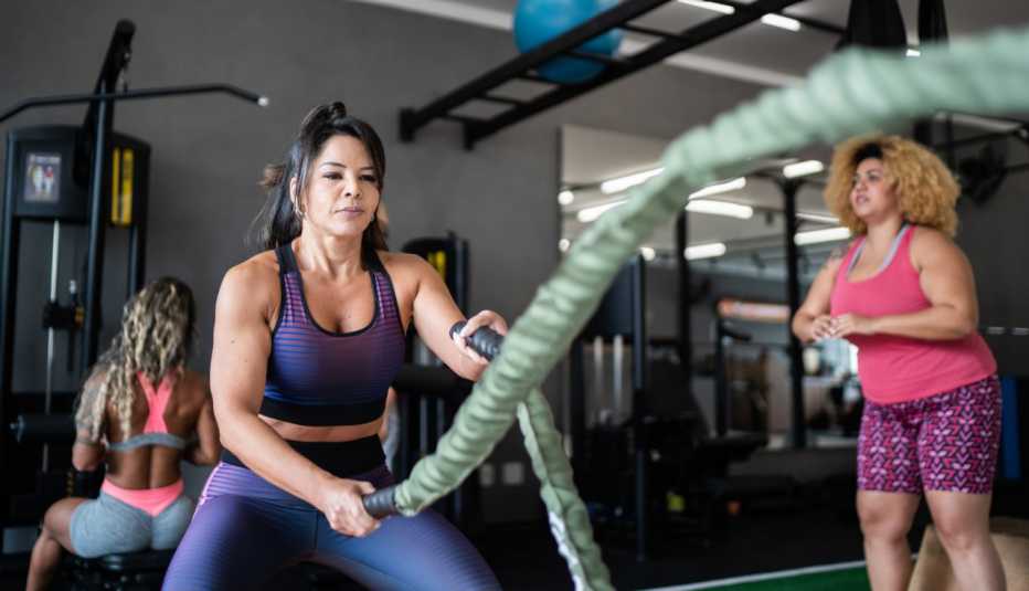 Tres mujeres se ejercitan en un gimnasio