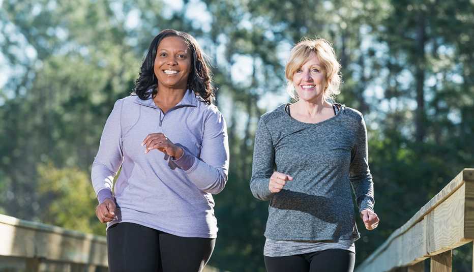 Dos mujeres corriendo