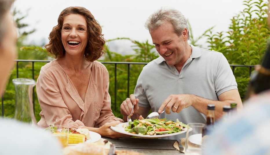 Pareja comiendo al aire libre