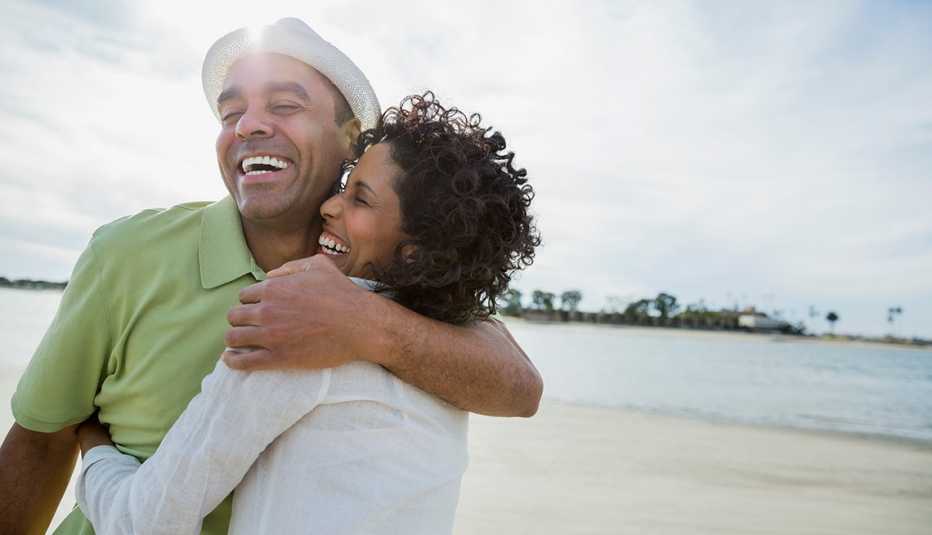 Pareja al aire libre dándose un abrazo