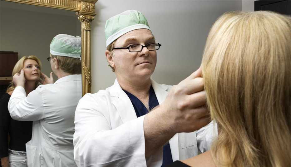 Cirujano plástico examinando una paciente