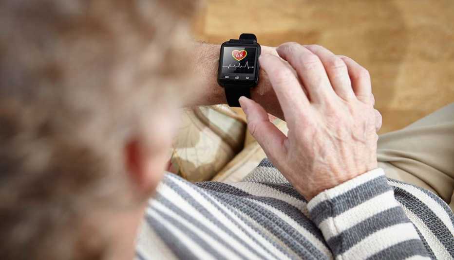 Mujer mirando su reloj para contar pasos
