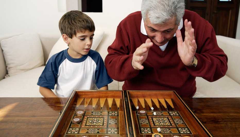 Abuelo jugando con su nieto