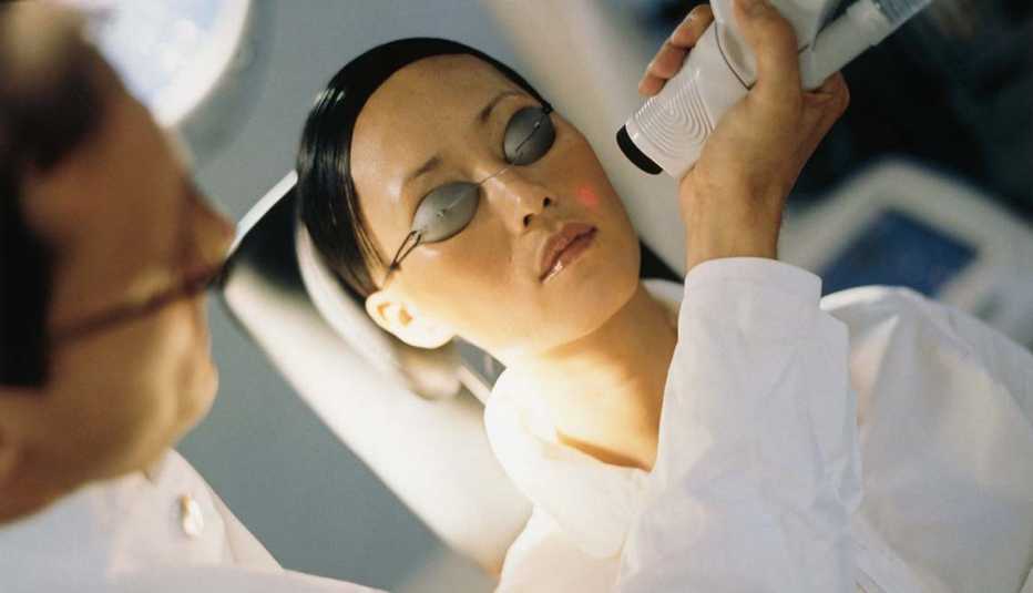 Mujer recibiendo un tratamiento de belleza