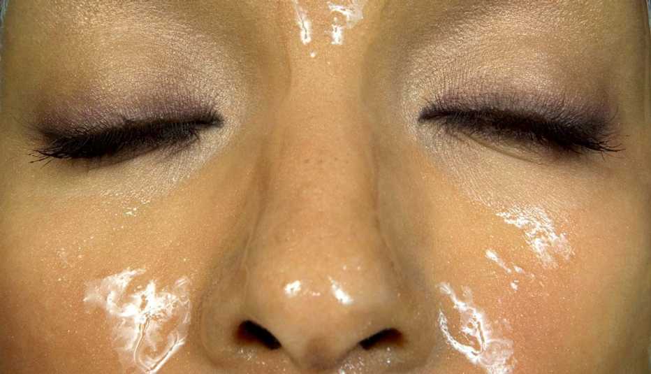 Mujer con una mascarilla