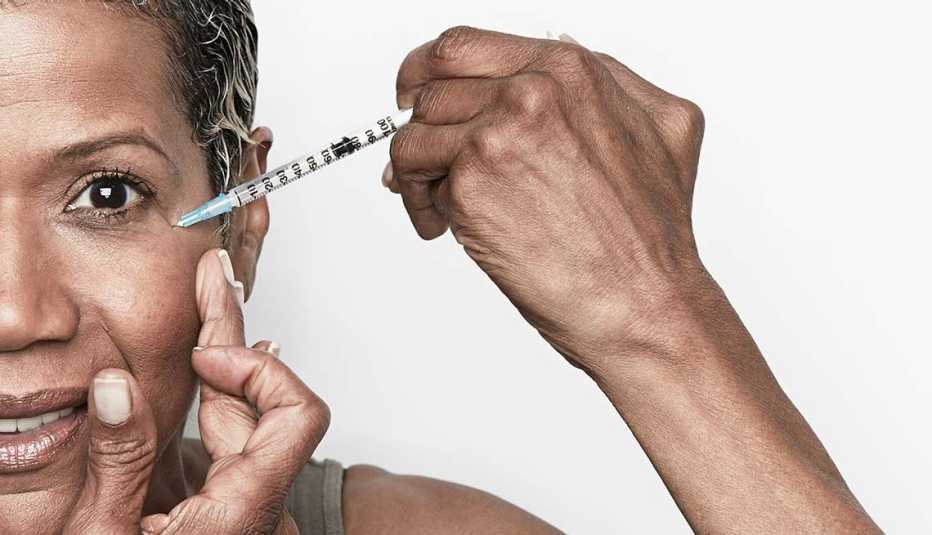 Mujer inyectándose botox