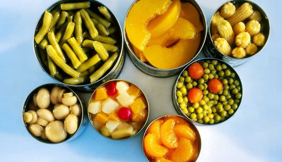 Varios alimentos enlatados