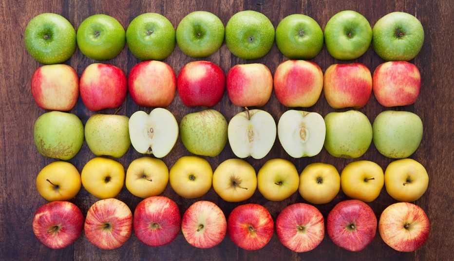 Filas de manzanas verdes, rojas y amarillas