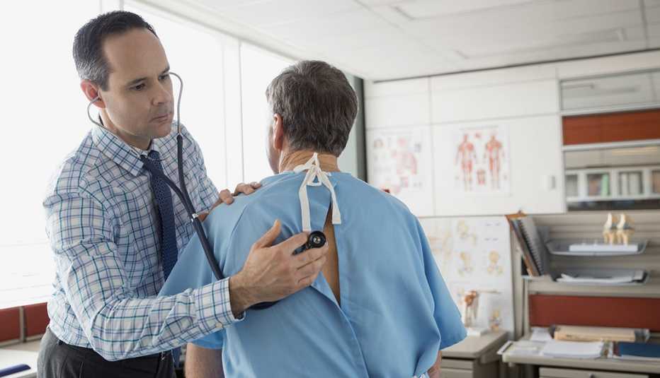 Médico revisando su paciente - Cómo escoger un médico Médico revisando su paciente - Cómo escoger un médico