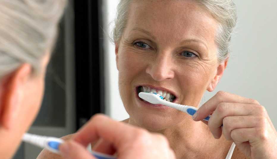 Mujer lavándose los dientes