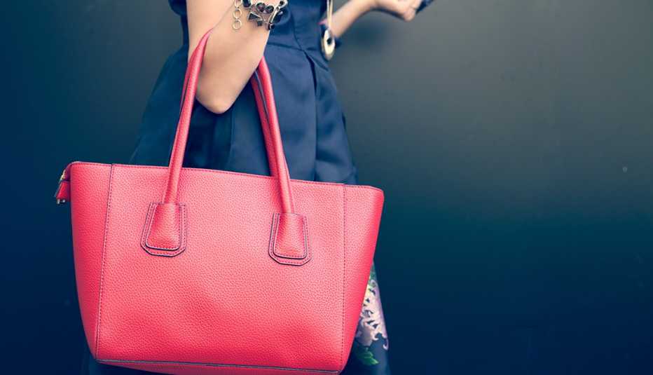 Mujer con su cartera