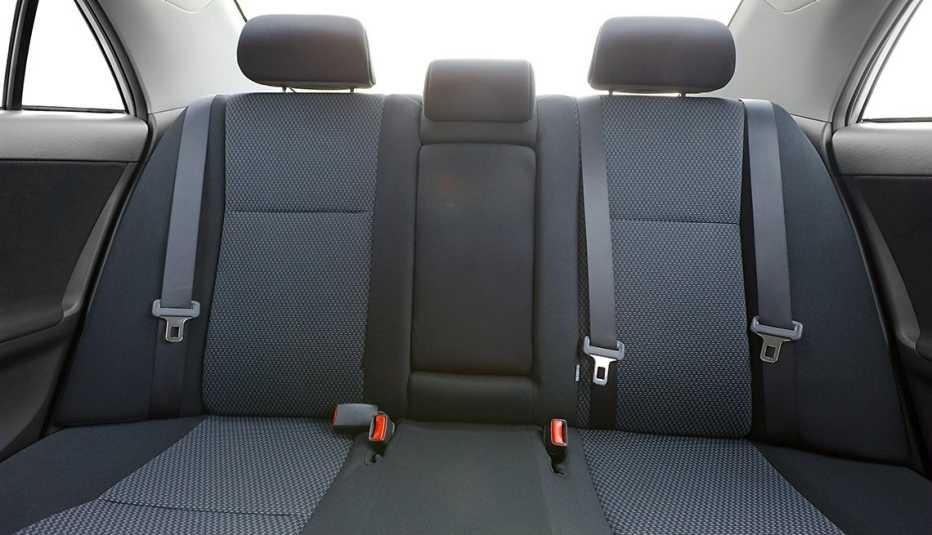 Asiento trasero del auto
