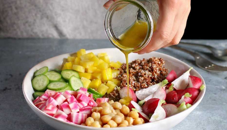 Aderazando una ensalada