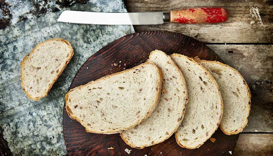 Rebanadas de pan en un picador 