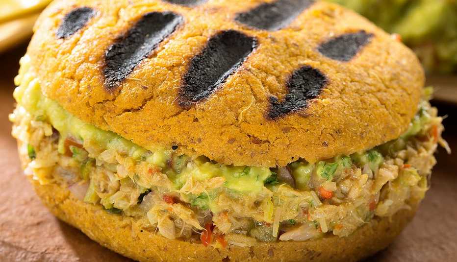 Arepas de batatas rellenas de atún y aguacate Arepas de batatas rellenas de atún y aguacate