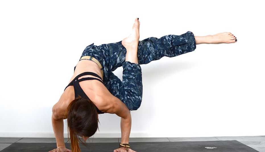 Mujer practicando yoga