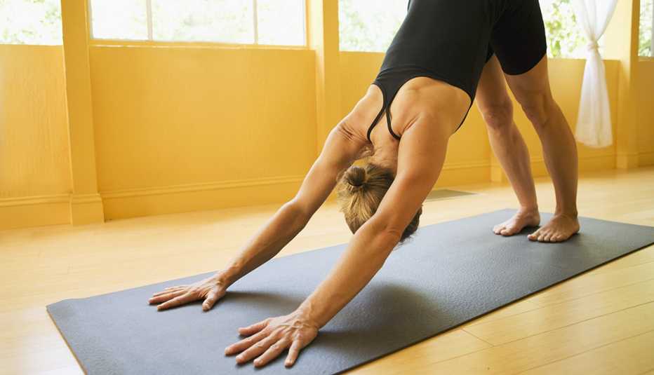Mujer practicando yoga