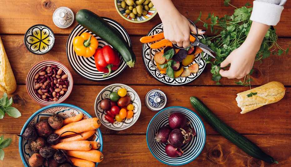 Vegetales en diferentes platos sobre la mesaa Vegetales en diferentes platos sobre la mesaa