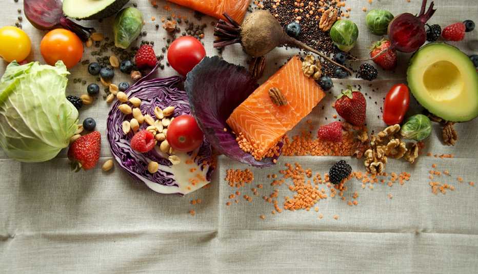 Varios alimentos desplegados sobre una tela.