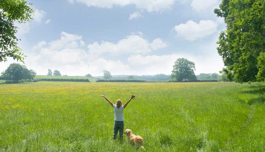Mujer disfrutando al aire libre