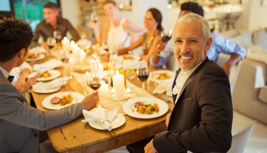 Familia celebrando y cenando juntos