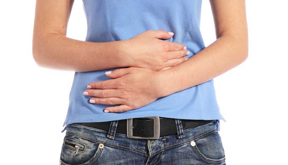 Persona tocando su abdomen en señal de dolor o molestia