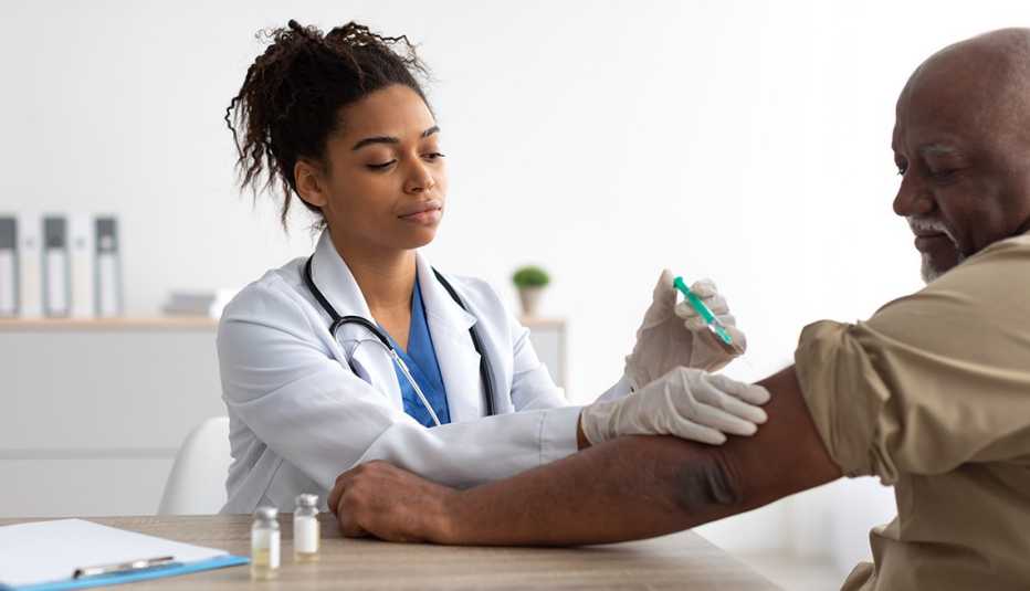 Doctor le administra la vacuna de la culebrilla a un paciente