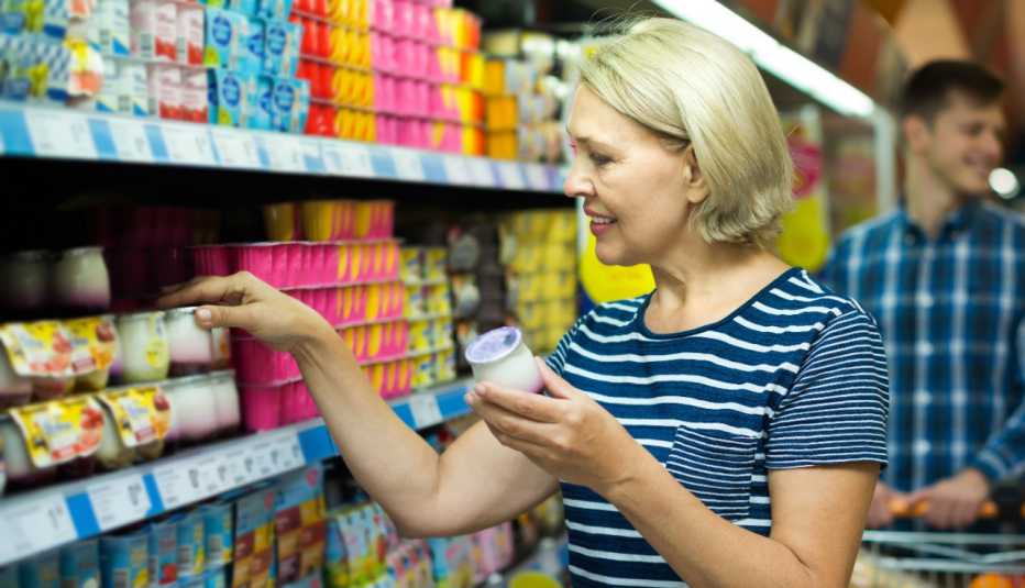Mujer comprando yogur Mujer comprando yogur