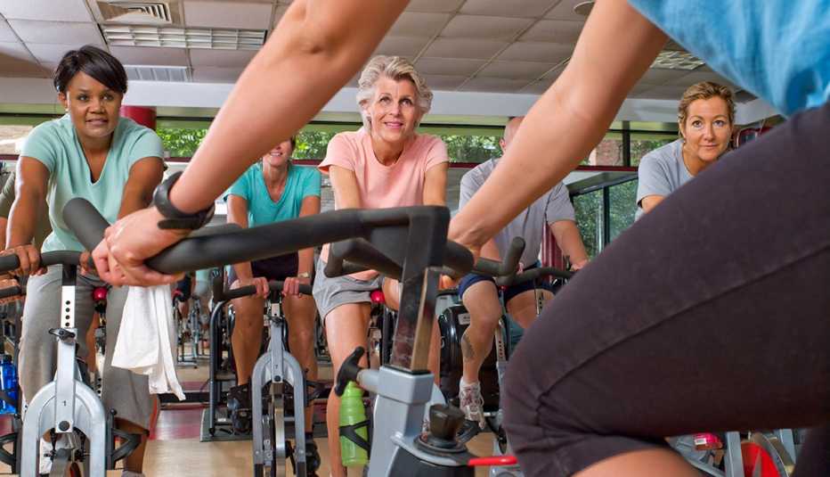 Grupo tomando una clase de spinning