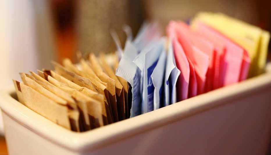 Bandeja de restaurante con sobres de endulzadores regulares y artificiales