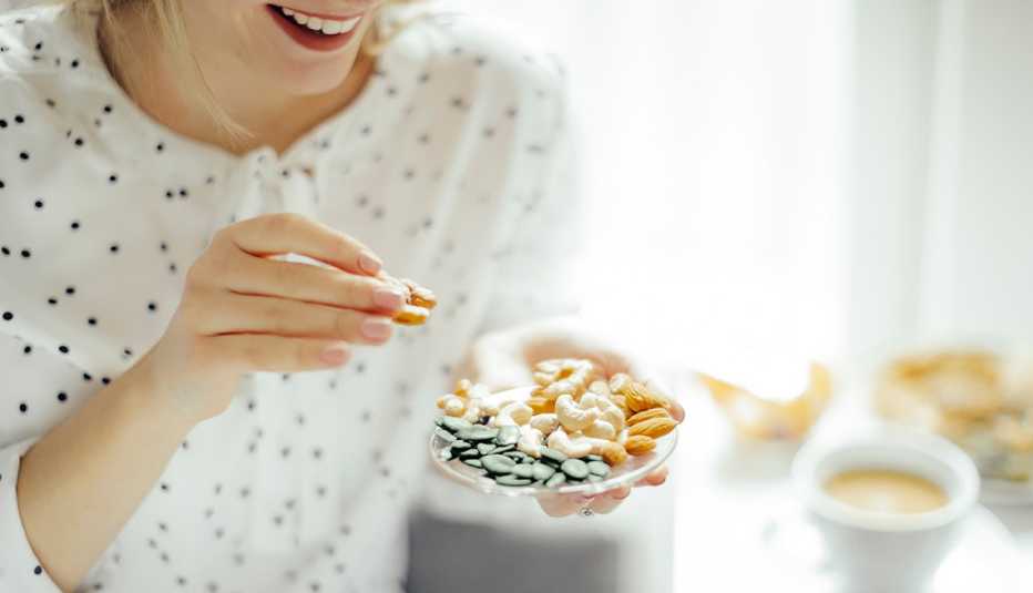 Una mujer comiendo una merienda