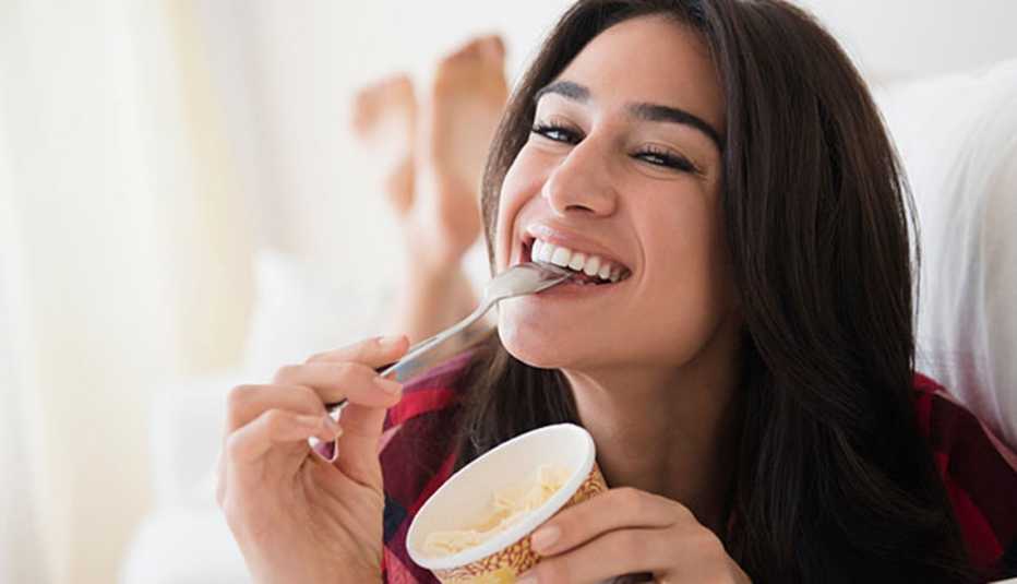 Mujer comiendo helado Mujer comiendo helado