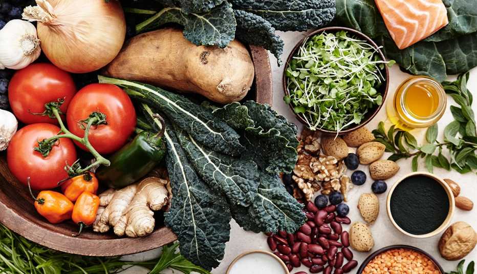 Vegetales y verduras sobre una mesa